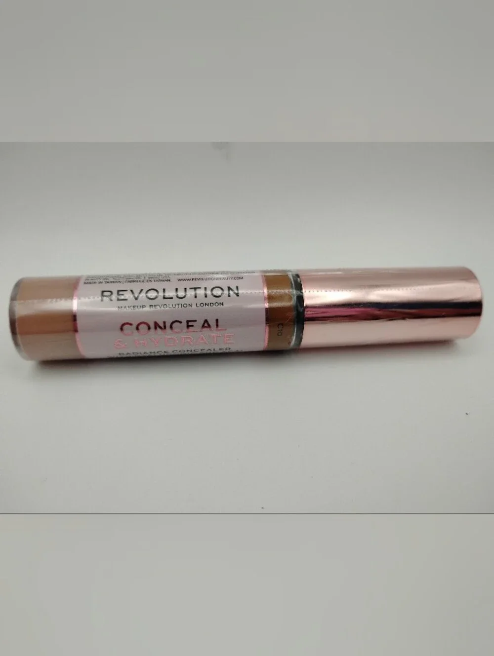MAKEUP REVOLUTION Conceal & Hydrate Radiance Concealer - Warm Tan (C10)
